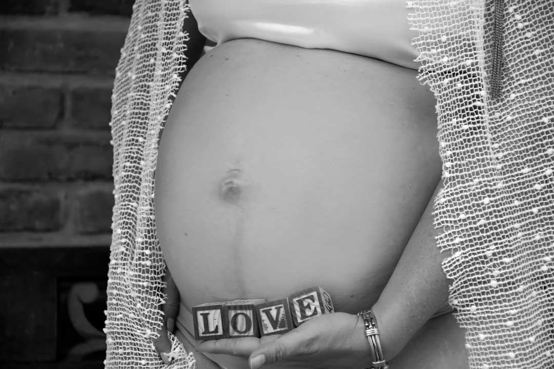 Estudio de Fotografía de embarazo en mesa de los santos